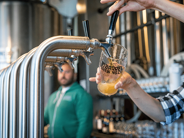 servir une bière à la tireuse